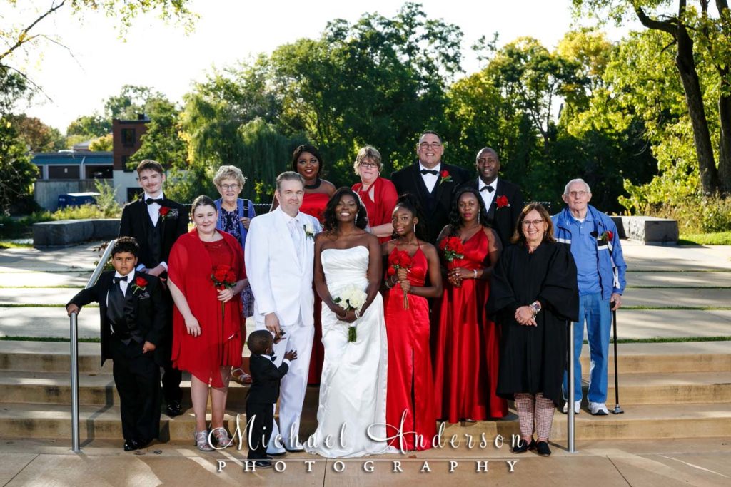 A large group wedding photo of everyone in attendance.