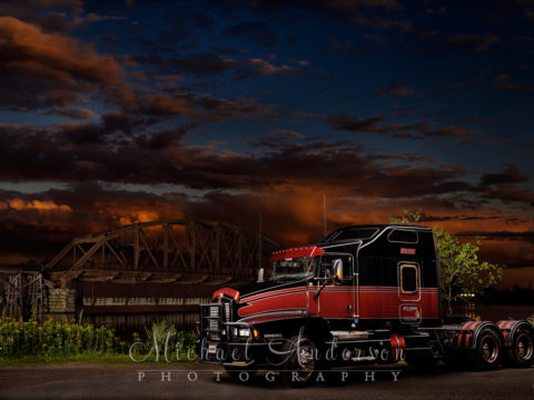 A beautiful 2007 Kenworth T600 light painting created in Duluth, MN.