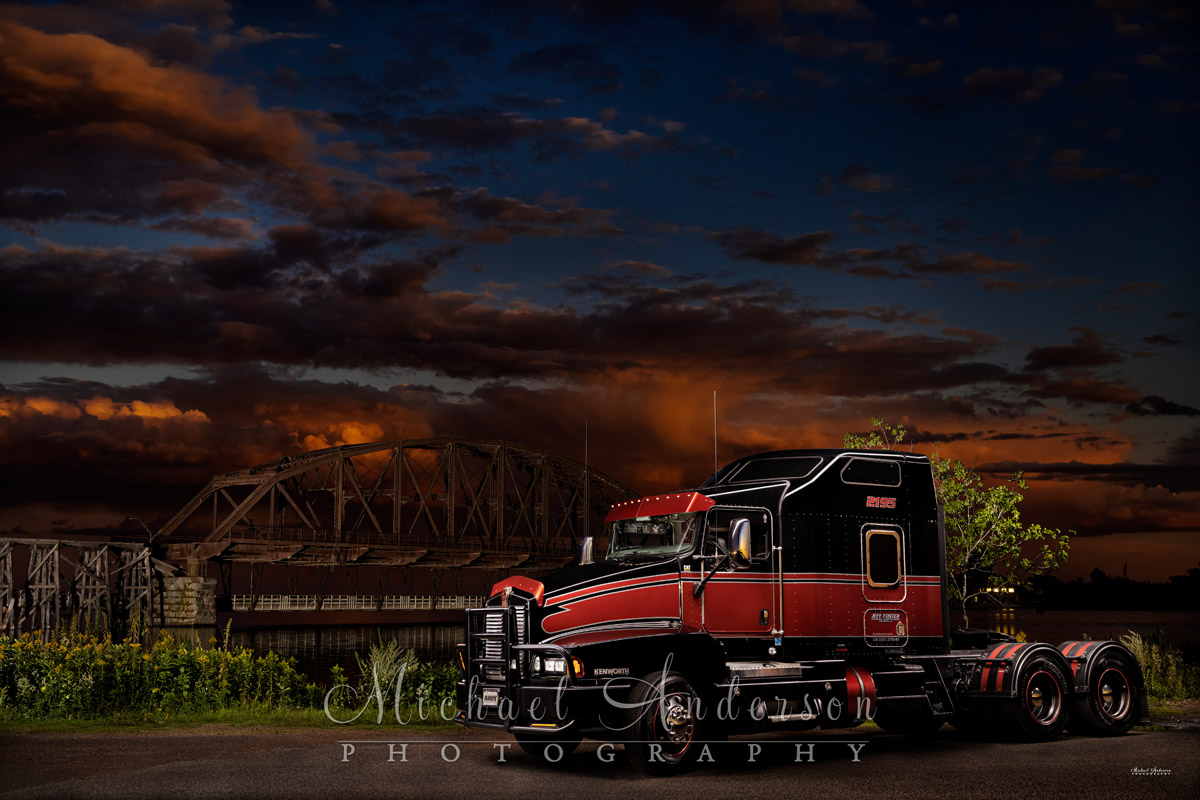 A beautiful 2007 Kenworth T600 light painting created in Duluth, MN.