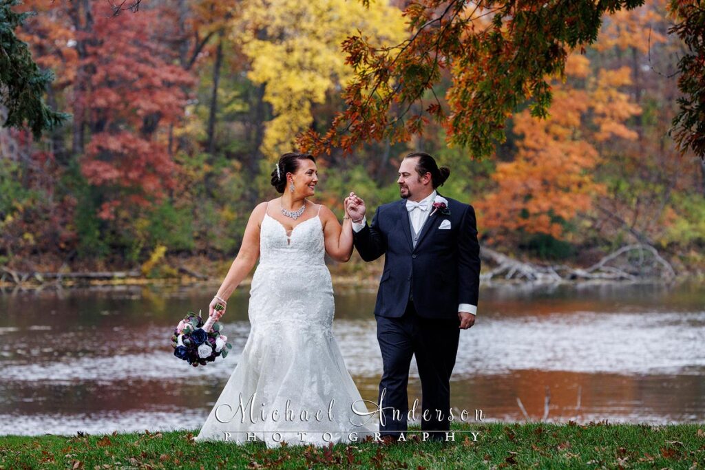 Chart-House-wedding-photos-bride-groom-brilliant-fall-colors